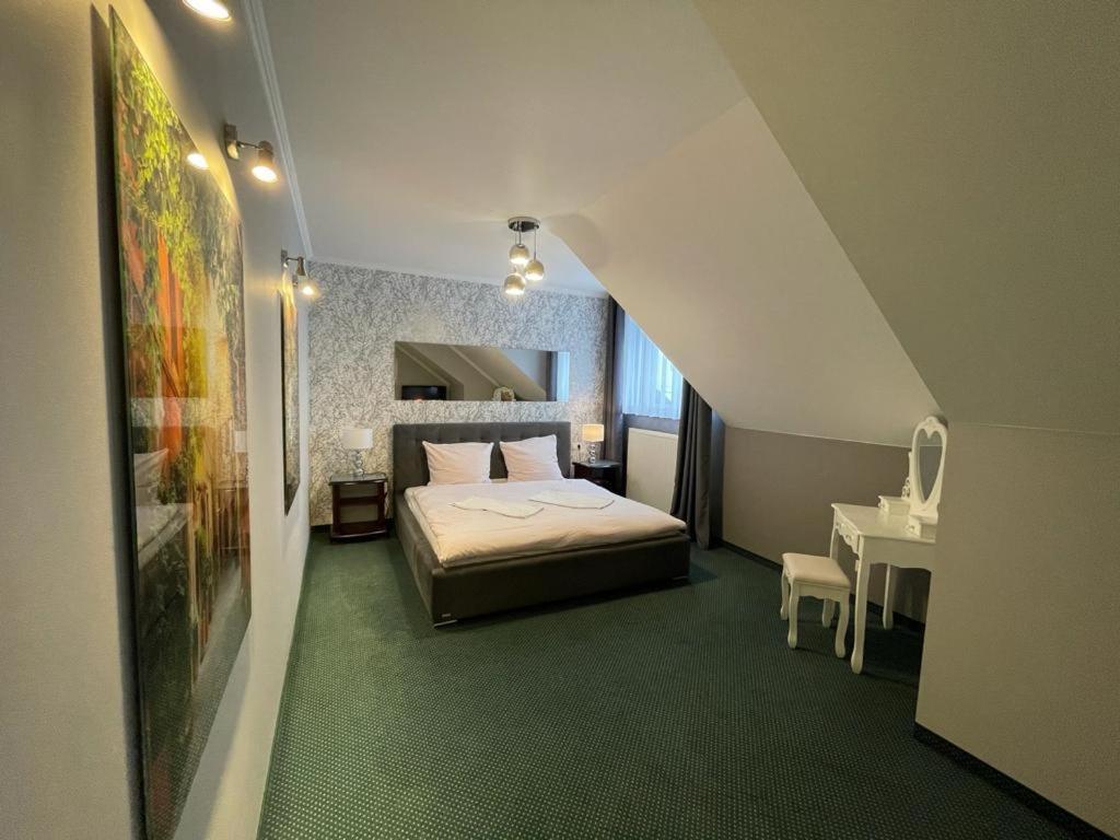 Hotel Fox Wolborz Bagian luar foto