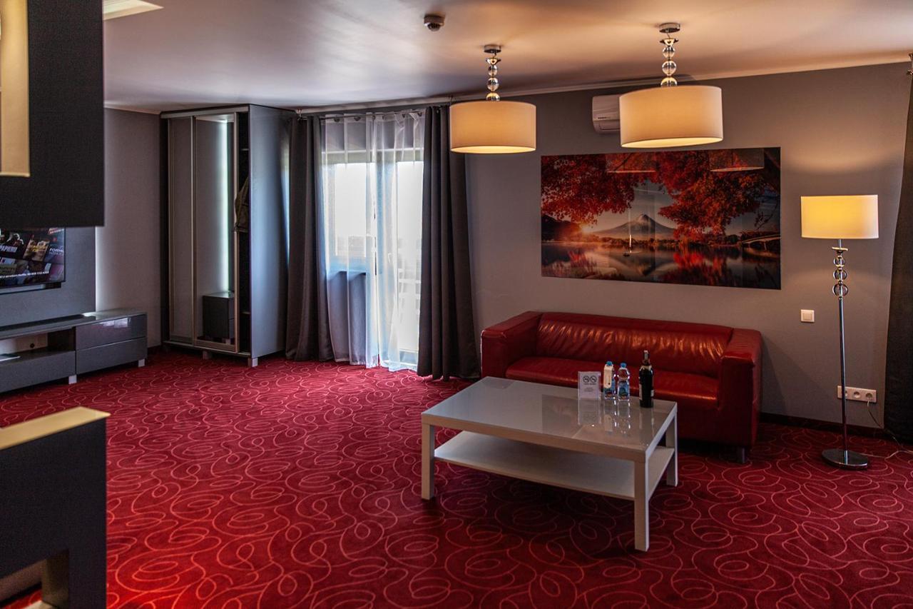 Hotel Fox Wolborz Bagian luar foto